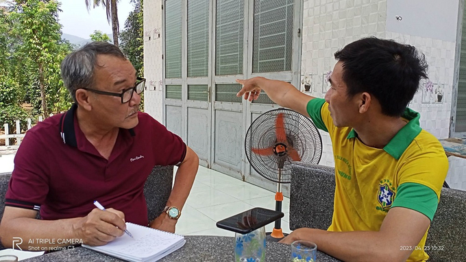 5-145715_963.jpg Anh Lỡ Ngọc Vinh (bìa phải) kể về chuyện người dân trong thôn thường tìm đến mình hỏi thăm kỹ thuật trồng bưởi VietGAP. Ảnh: L.K.